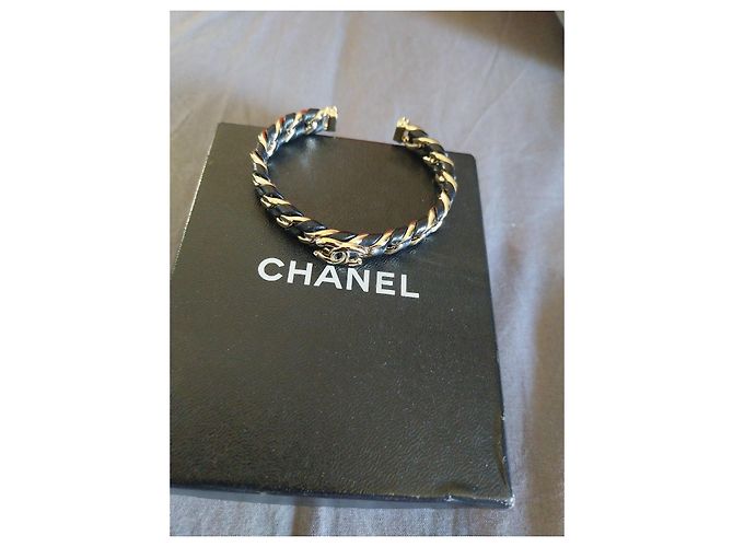 Bracciale rigido Chanel in pelle e metallo dorato Nero D'oro - vista 7