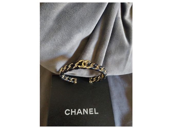 Bracciale rigido Chanel in pelle e metallo dorato Nero D'oro - vista 8