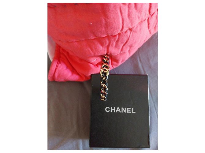 Bracciale rigido Chanel in pelle e metallo dorato Nero D'oro - vista 9