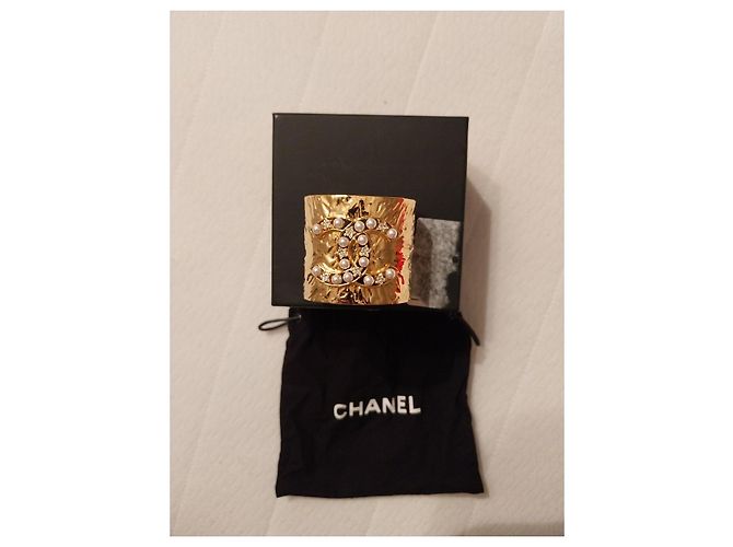 Bracelete cuff Chanel CC pérolas e strass dourados - vista 11