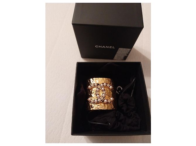 Bracelete cuff Chanel CC pérolas e strass dourados - vista 12