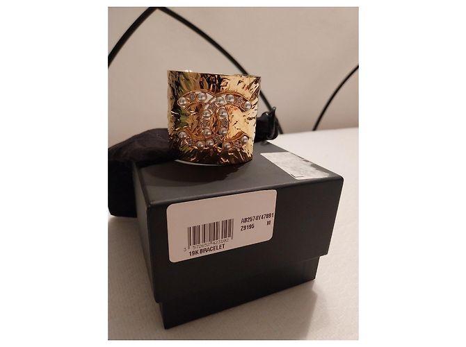 Bracelete cuff Chanel CC pérolas e strass dourados - vista 13
