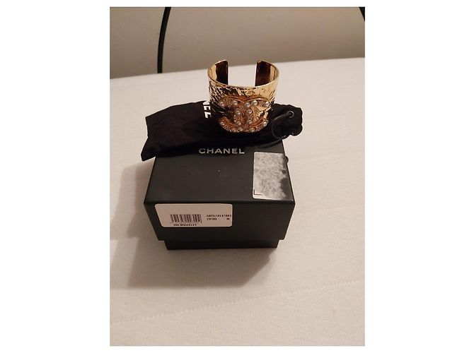 Bracelete cuff Chanel CC pérolas e strass dourados - vista 14