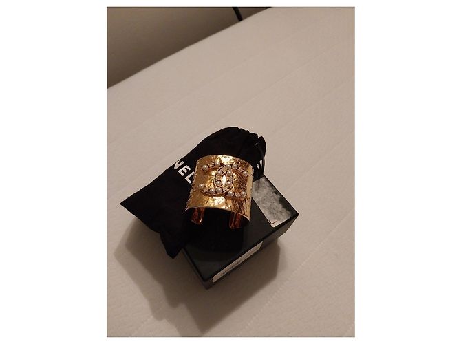 Bracelete cuff Chanel CC pérolas e strass dourados - vista 15