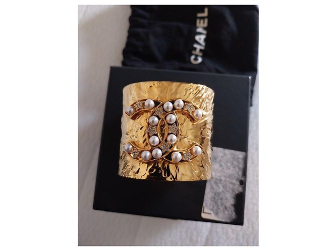 Bracelete cuff Chanel CC pérolas e strass dourados - vista 2