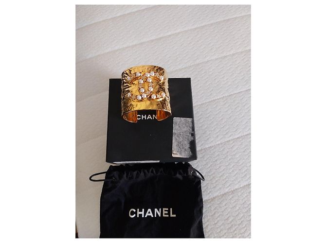 Bracelete cuff Chanel CC pérolas e strass dourados - vista 3