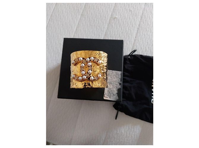 Bracelete cuff Chanel CC pérolas e strass dourados - vista 7