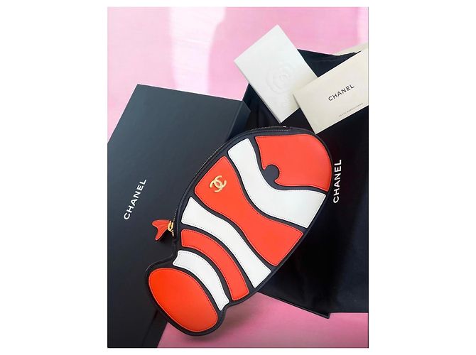 Pochette Chanel Coco Beach 26 Clownfish in pelle Nero Bianco Arancione - vista 3