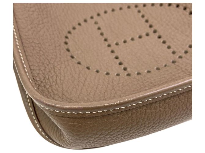 Hermès Bolsa de Ombro Hermes Evelyne TPM Taupe - vista 11