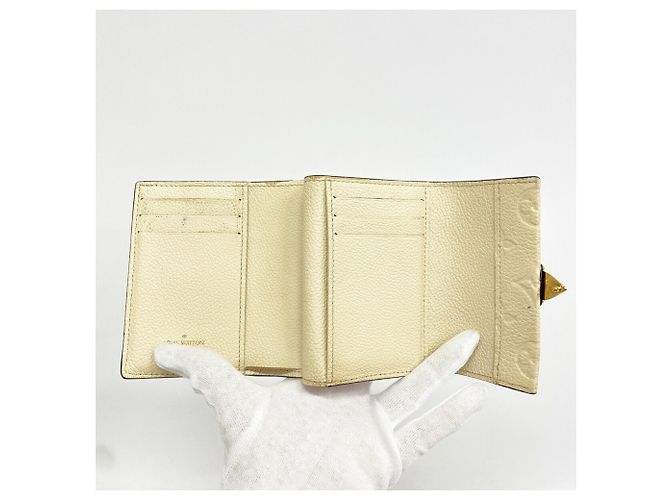 Portafoglio Louis Vuitton Tri-fold in Cream Crudo - vista 3