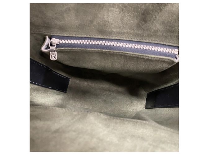 Louis Vuitton Epi Sac Sole Shoulder Bag Nero - vista 4