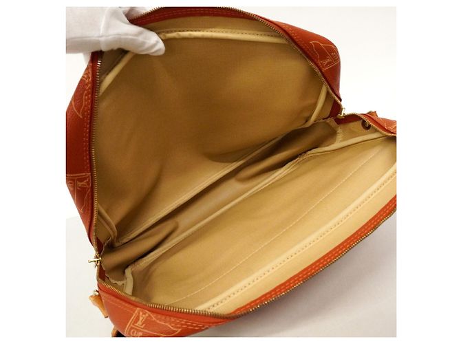 Borsa a tracolla Louis Vuitton LV Cup Calvi Rosso - vista 4