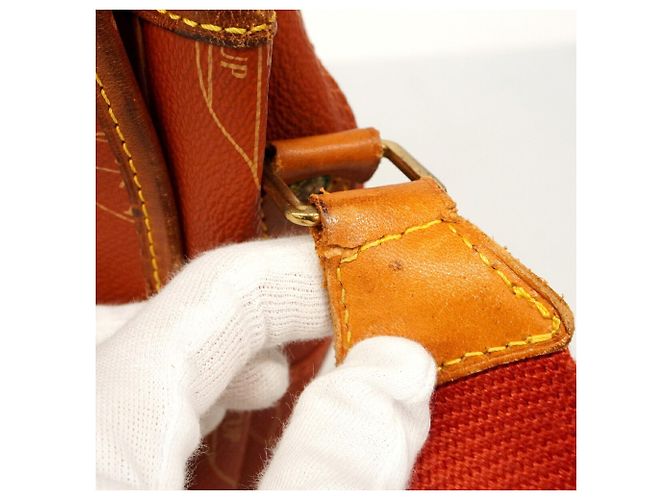 Borsa a tracolla Louis Vuitton LV Cup Calvi Rosso - vista 9
