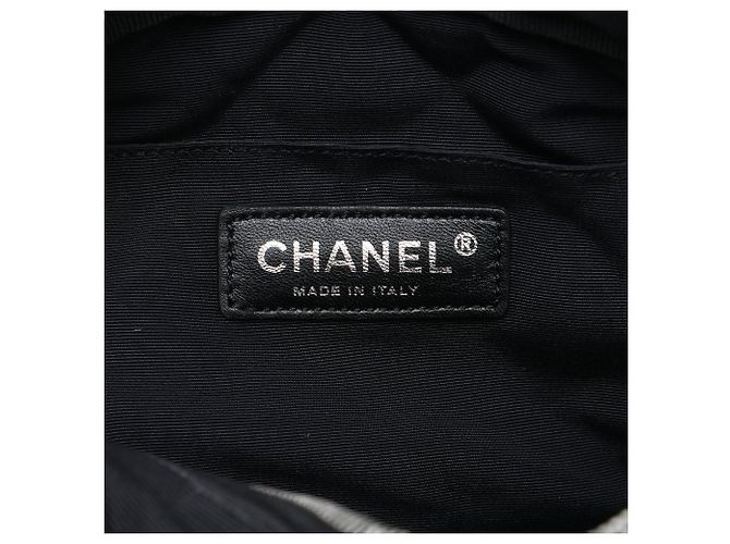 Borsa a tracolla Chanel Bicolor Quilted Nylon Reissue 2.55 Camera Case Nera Nero - vista 5