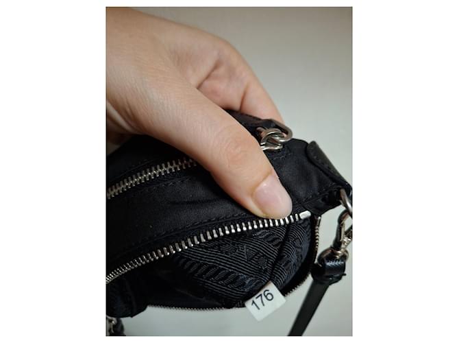 Prada Borsa a Tracolla in Nylon Nero - vista 4