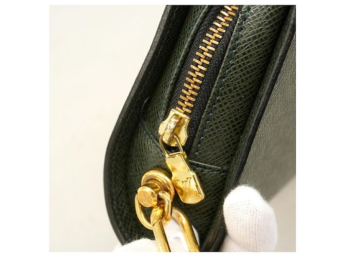 Borsa a Pochette Louis Vuitton Taiga Baikal M30184 Epicea - vista 8