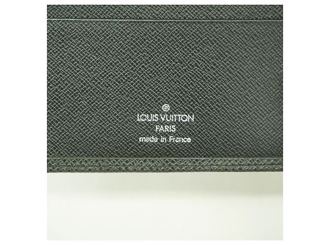 Louis Vuitton Taiga Agenda MM Notebook Cover Grey - view 4
