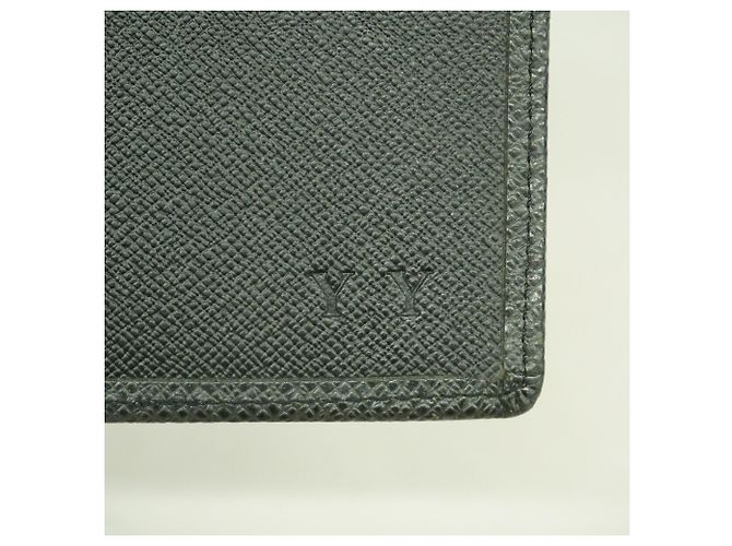 Louis Vuitton Taiga Agenda MM Notebook Cover Grey - view 5