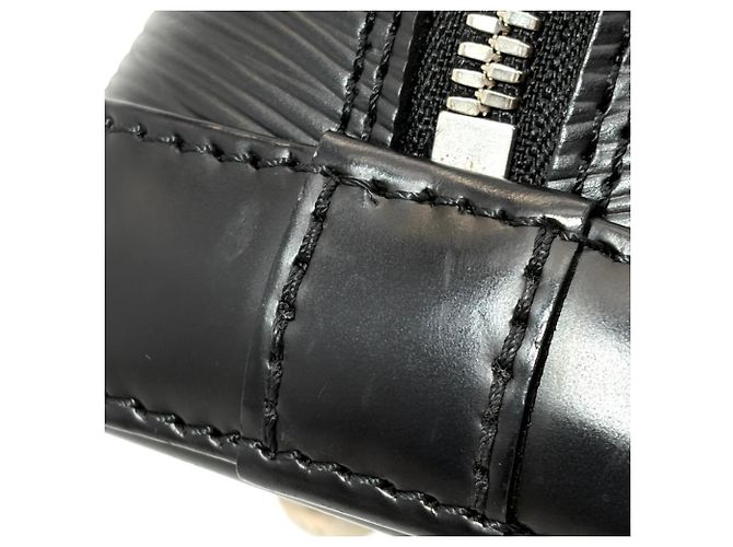 Borsa Louis Vuitton Alma BB in pelle Epi nera Nero - vista 8