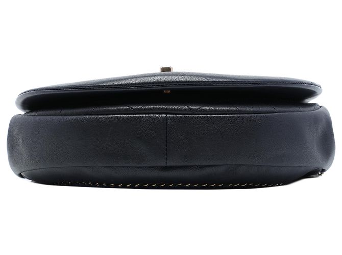 Bolsa Saddle Chanel Blue Small em pele de cordeiro acolchoada com detalhe de corrente Azul - vista 3