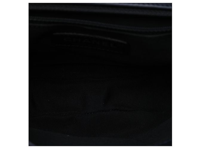 Bolsa Saddle Chanel Blue Small em pele de cordeiro acolchoada com detalhe de corrente Azul - vista 4