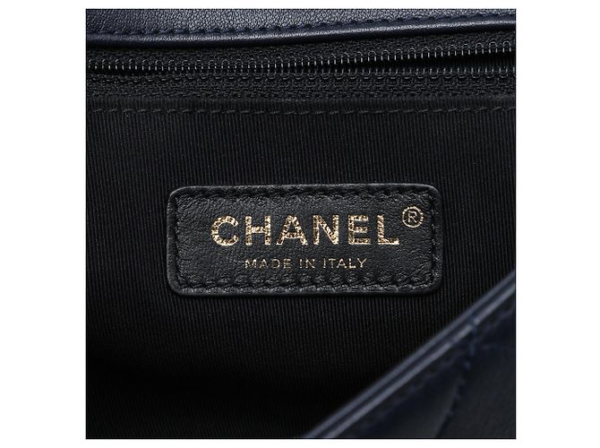 Bolsa Saddle Chanel Blue Small em pele de cordeiro acolchoada com detalhe de corrente Azul - vista 5