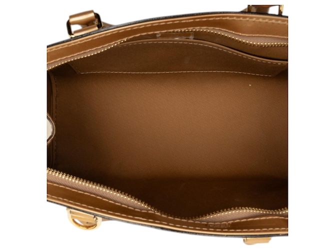 Louis Vuitton Gold Monogram Vernis Brea PM D'oro - vista 4