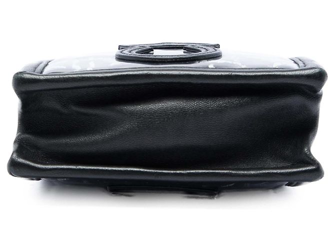 Custodia per telefono Chanel in tweed nero e PVC con catena - vista 3