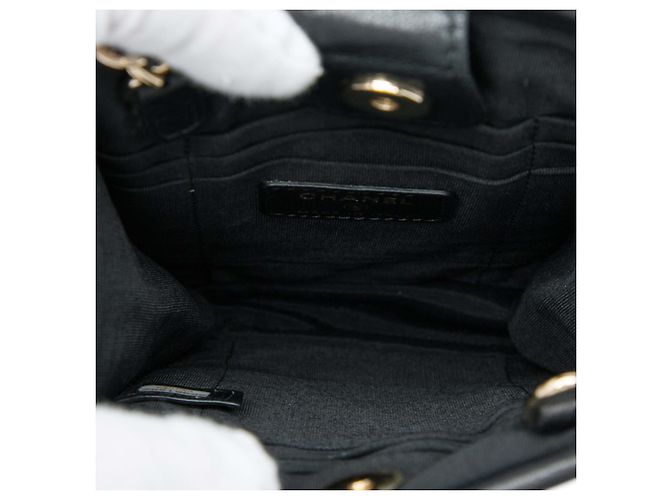 Custodia per telefono Chanel in tweed nero e PVC con catena - vista 4