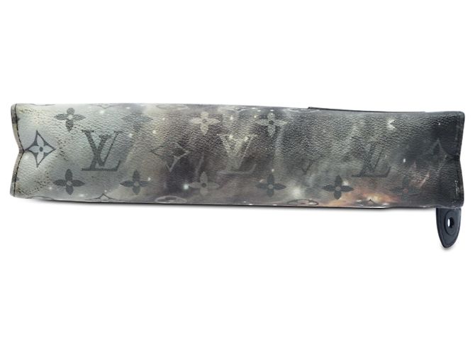 Louis Vuitton Black Monogram Galaxy Pochette Voyage MM Nero - vista 3