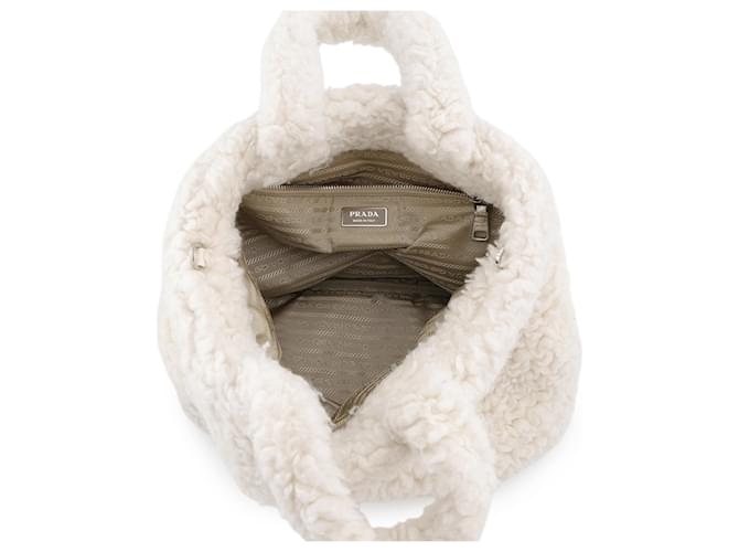 Borsa Tote piccola Prada Triangle in shearling Bianco - vista 6