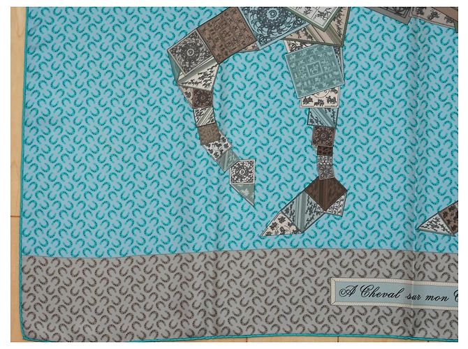 Hermès A Cheval sur mon Carré Seidentuch 90cm Hellblau Grau Braun Weiß - Ansicht 6