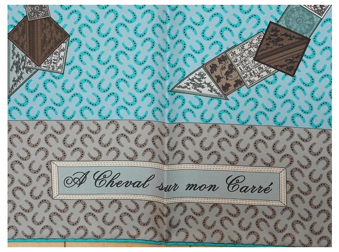 Hermès A Cheval sur mon Carré Seidentuch 90cm Hellblau Grau Braun Weiß - Ansicht 8