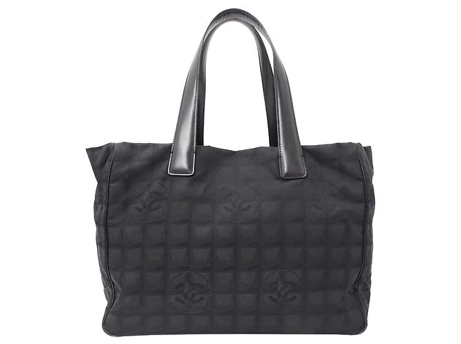 Timeless Borsa a mano Chanel in nylon nero - vista 2