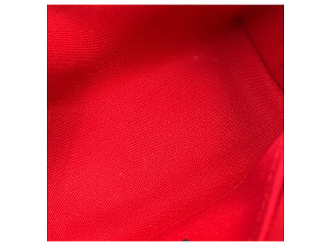 Bolso Louis Vuitton Monogram Reverse Giant OnTheGo EW Roja - vista 11