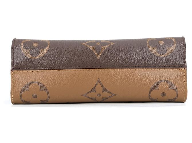 Bolso Louis Vuitton Monogram Reverse Giant OnTheGo EW Roja - vista 3