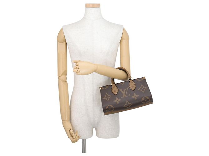 Bolso Louis Vuitton Monogram Reverse Giant OnTheGo EW Roja - vista 4
