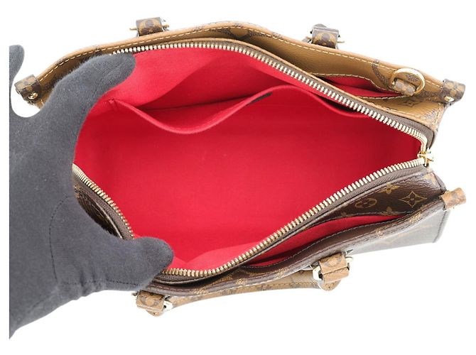 Bolso Louis Vuitton Monogram Reverse Giant OnTheGo EW Roja - vista 6