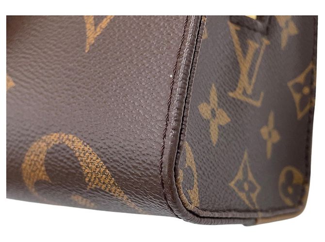 Bolso Louis Vuitton Monogram Reverse Giant OnTheGo EW Roja - vista 7