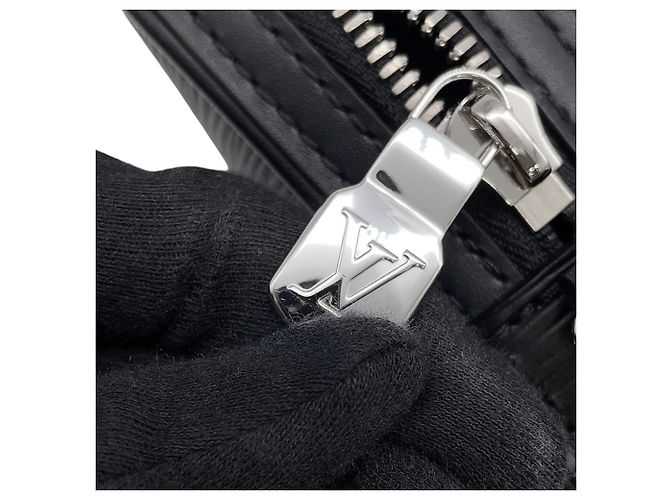 Borsa a tracolla Louis Vuitton Epi Danube PM Nero - vista 9