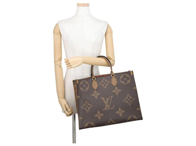 Borsa Tote Louis Vuitton Monogram Reverse Giant OnTheGo GM Rosso Monogramma - vista 4