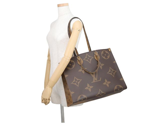 Borsa Tote Louis Vuitton Monogram Reverse Giant OnTheGo GM Rosso Monogramma - vista 5