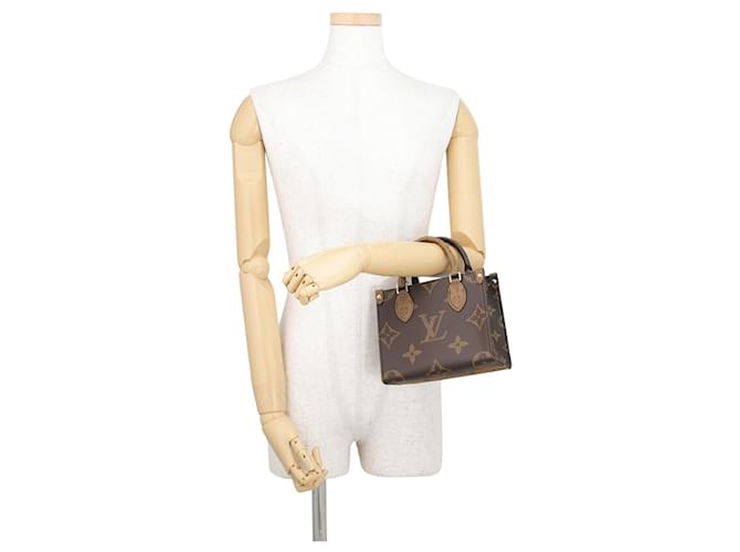 Borsa Louis Vuitton Monogram Reverse OnTheGo BB Rosso Monogramma - vista 4