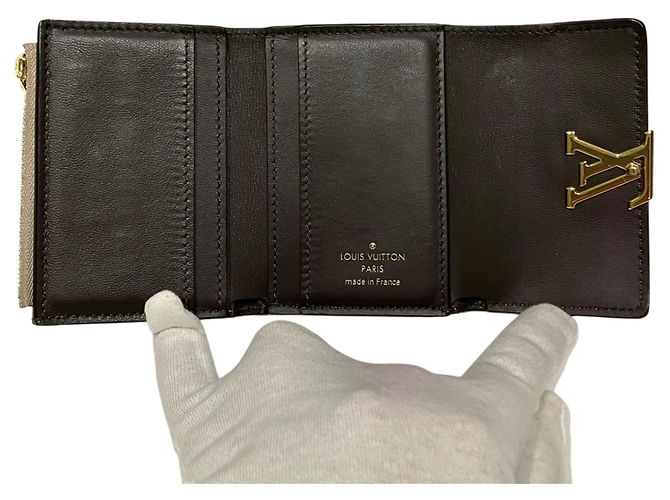 Capucines Carteira Louis Vuitton Tri-fold - vista 3