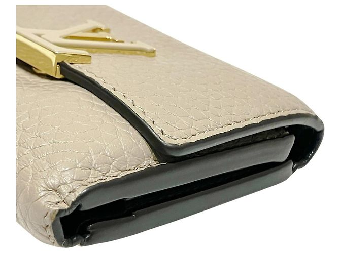 Capucines Carteira Louis Vuitton Tri-fold - vista 8