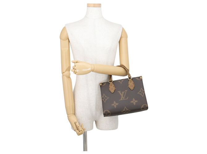 Borsa Louis Vuitton Monogram Reverse Giant OnTheGo PM Rosso - vista 4