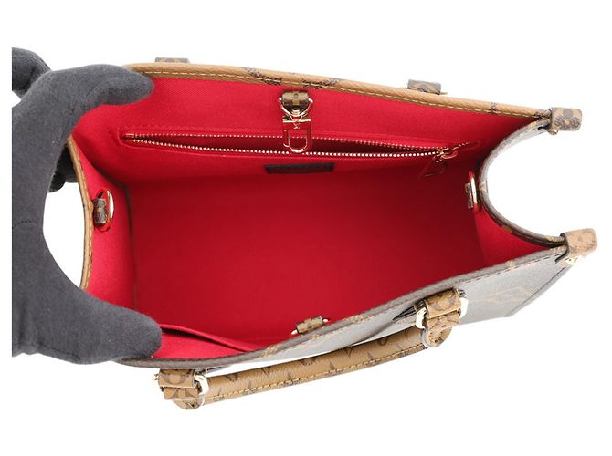 Borsa Louis Vuitton Monogram Reverse Giant OnTheGo PM Rosso - vista 6