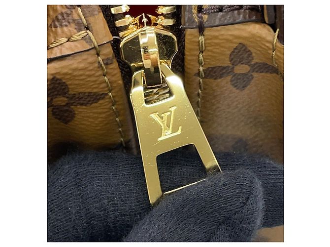 Borsa a mano OnTheGo EW con catena Louis Vuitton Monogram Reverse Giant Rosso - vista 10