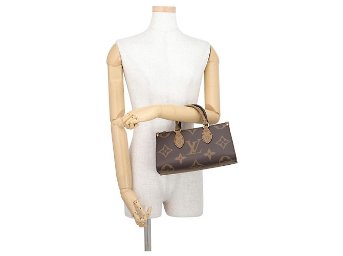Borsa a mano OnTheGo EW con catena Louis Vuitton Monogram Reverse Giant Rosso - vista 4