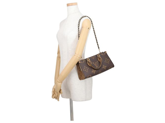 Borsa a mano OnTheGo EW con catena Louis Vuitton Monogram Reverse Giant Rosso - vista 5